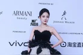 杨幂GQ红毯这么美的裙子下面搭配的是运动鞋，不是第一次这么搭了图片