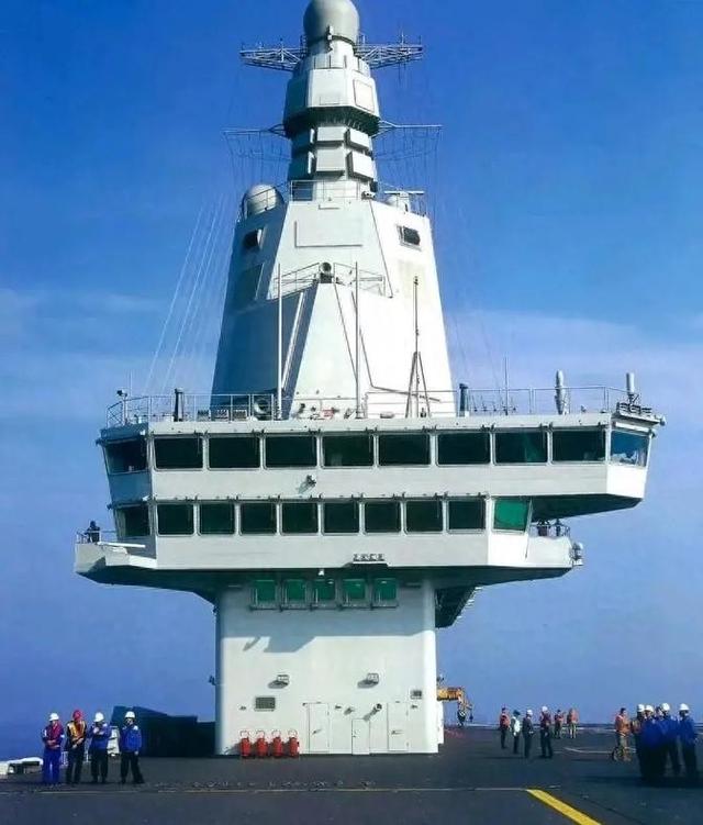 “福建	”舰服役，中国海军正式跨入“三航母”时代