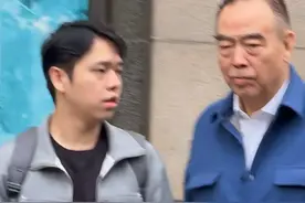 陈凯歌一家四口被偶遇！大儿子跟父亲如复制粘贴，陈红偏爱陈飞宇图片