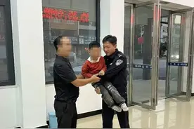 湖北阳新：粗心家长接错娃！民警助小学生找到家人图片