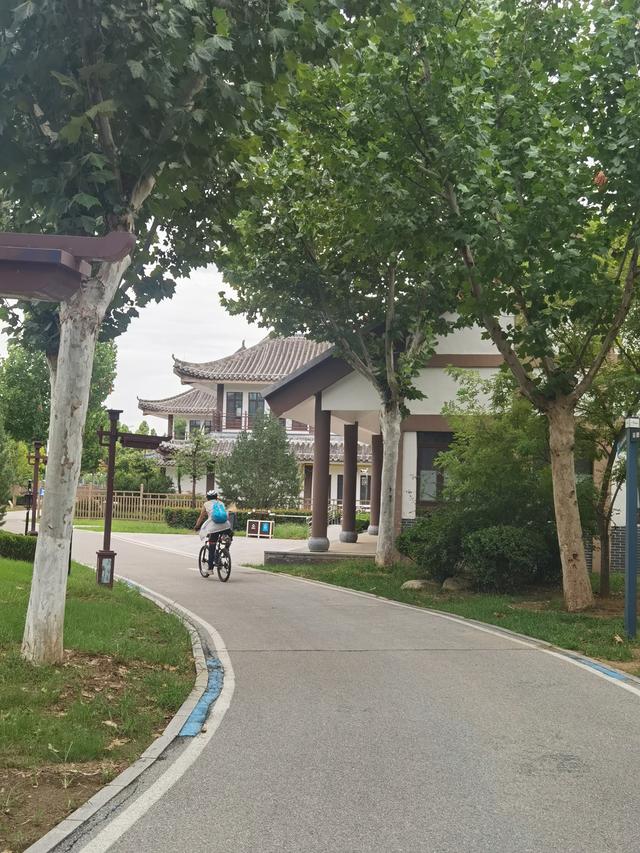 初秋，迎着习习秋风骑行赏景