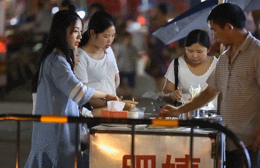 一半是安逸养老，一半是熬夜天堂！这座城冬天有鲜花，凌晨有人潮