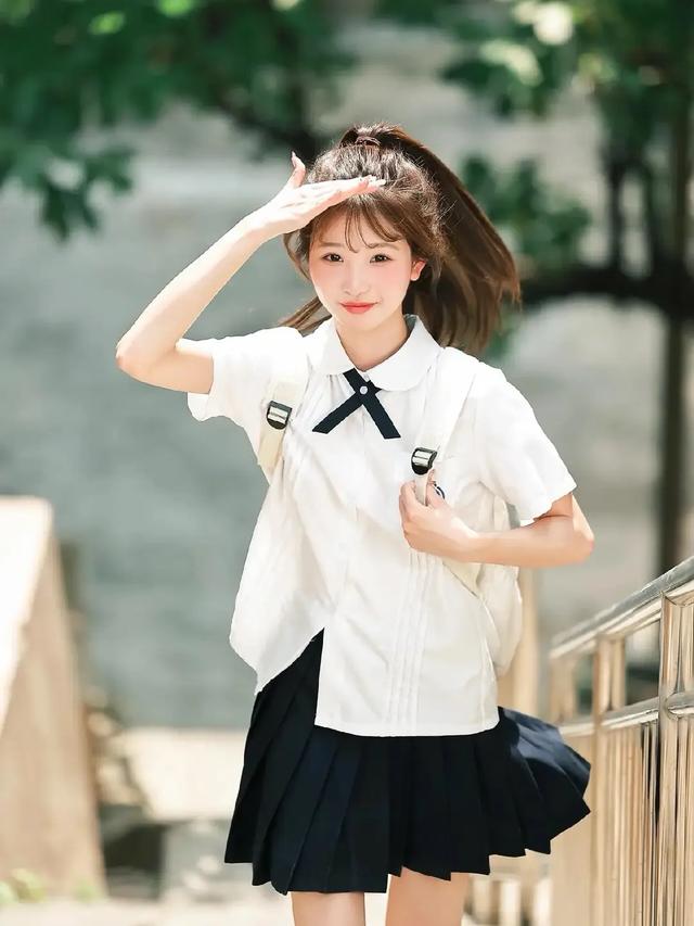 甘肃兰州一校花，楚楚动人，倾国倾城	，这气质堪称校园天花板