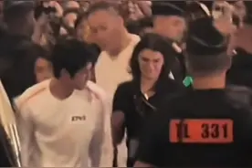 爱国情怀！王一博弯腰捡起国旗，网友：骨子里的爱国，评论区炸锅图片