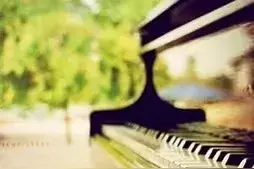 在旅行途中听歌是一种享受，以下是10首适合在旅行途中听。图片