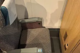 “面壁思过”专座？乘客吐槽高铁特等座太挤，12306：有的特等座不如一等座舒服图片