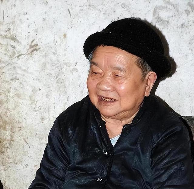 她从大队书记到中央候补委员，84年被开除党籍，退休后住进深山中