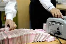 一个家庭有多少钱才算是中产？银行行长：三个条件满足一个就行图片