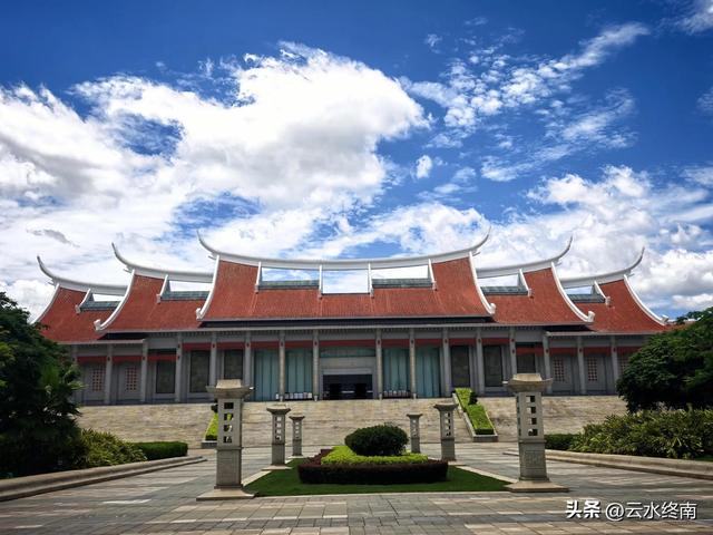 我看到以国家的名义纪念一个人！在一个从小学中学上到大学的村子