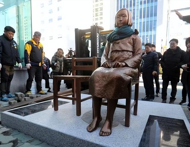 慰安妇控诉日军暴行，一个压在我身上，一个拉在我大腿上