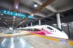 粉色动车组限定版，出发！图片