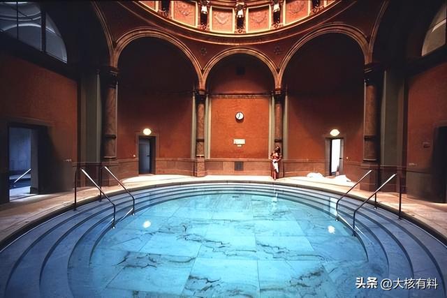 德国混浴温泉只为治病？要求一丝不挂男女混浴，男女共浴要花41欧