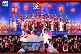 热搜爆了！元宵晚会上哪吒打人敖丙劝架？撒贝宁穿上花马甲，挽着春晚机器人出场，现场表演转手绢图片