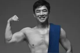 帮选民洗脚，晒半裸照，坐囚车游街，韩国政客为国会选举有多拼图片