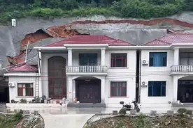 迷信的结果，兄弟俩非要挖山建房，山体滑坡家没了！图片