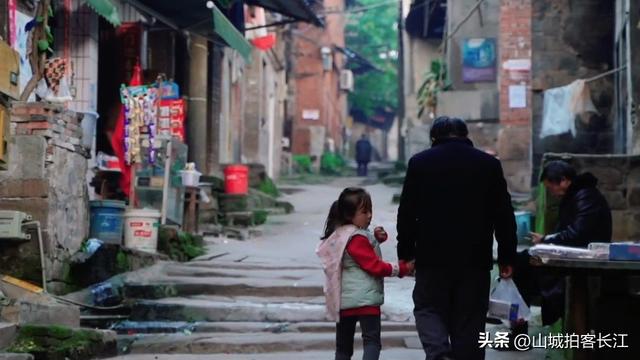 重庆藏着一座被称为“小香港”的良心古镇，美食和手工艺很地道！