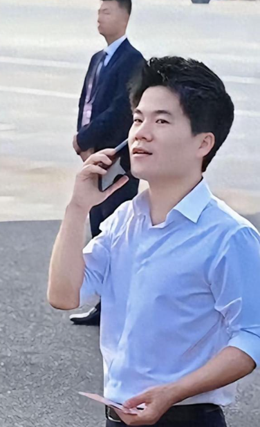 没想到，董宇辉受邀观礼阅兵才1个月，竟再次令所有人刮目相看