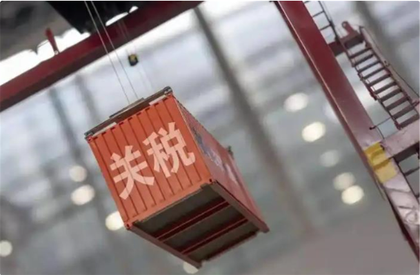 中国的强硬回击，美国有人急了要加600%关税让中国“吃苦头”，章家敦乱出主意，特朗普会信嘛