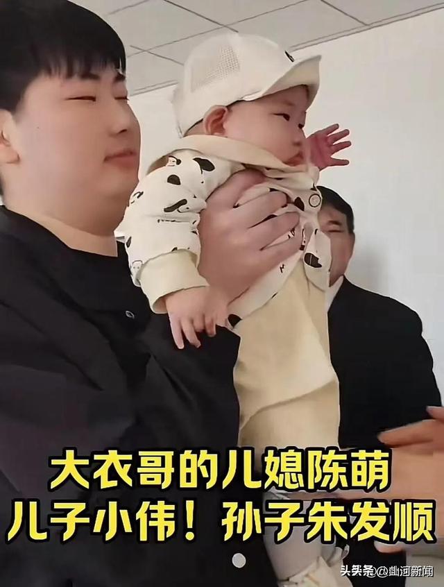 难怪陈亚男伤感，再看大衣哥现儿媳，她跟人在处事上就差了两个字