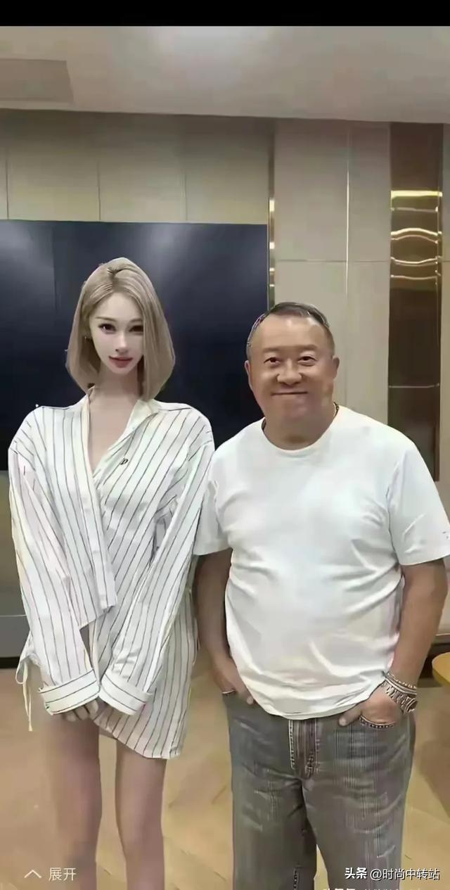 曾志伟估计头都大了，这合影还是拒绝好，一言难尽