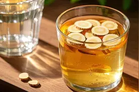 黄芪泡水喝的6大功效与作用，医生提醒：这5类人尽量别乱喝图片