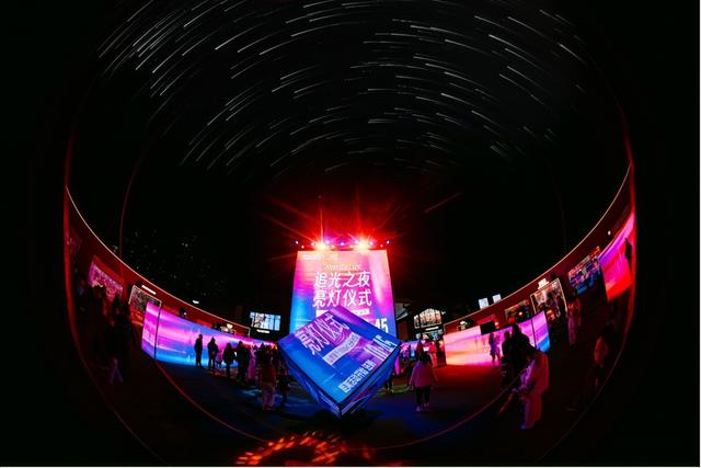 璀璨光影点亮冬日夜空，太原奥莱打造三晋首个千平光影迷宫——小雪节气浪漫飘雪，视听盛宴引爆冬季热潮