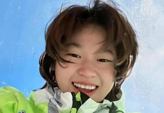 全红婵归队了！她变化真大，身材高挑颜值抢眼，留了长发气场强大