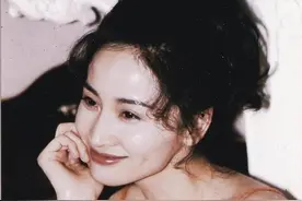 她是张艺谋的梦中情人，当小三被打到不能生育，如今62岁仍然单身图片