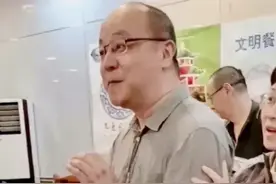 窦唯苍蝇小馆用餐被偶遇，与网友热情畅聊，他才是娱乐圈的清醒者图片