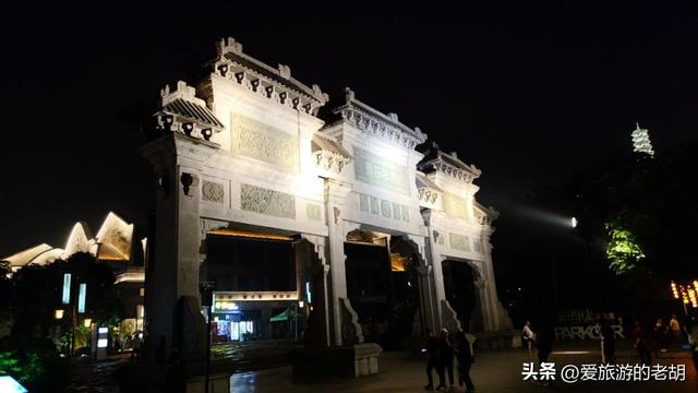 2013年建成的广西古镇，占地40万平方米，白天空荡荡夜晚十分热闹
