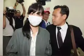 马来西亚华族女孩开车撞学生8死8伤被判无罪！为何99%国民都支持图片