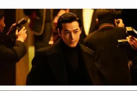 胡歌现身台湾，穿浅蓝色西服超有年代感，身边有好几位墨镜男保护图片