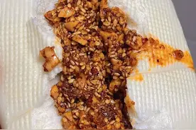 在家自制花生辣椒酱，差点把自己香“晕”了，味道真的太绝了图片