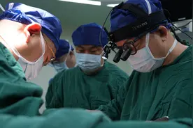 “单心”变“双心”，全球首个集成化双心室辅助装置在协和植入图片