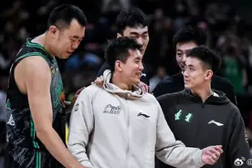 郭艾伦重回辽篮主场领取上赛季总冠军戒指，因伤病无法出席此次比赛，韩乔生：辽篮主场“稻香”只为他奏响图片