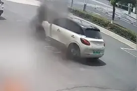 五菱电车突发自燃，车主猜测或是电路问题导致图片