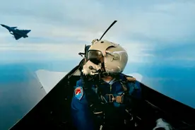 中美军机南海交锋，缠斗近50分钟，台退将一语道破：当心有来无回图片