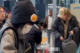 潘粤明携小10岁女友度假归来，贴心帮搬行李箱，尹姝贻眼神警惕图片