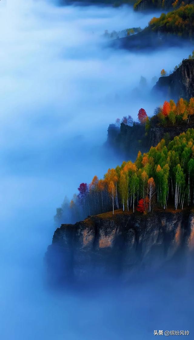 晨雾如纱,轻轻缠绕着远山近林