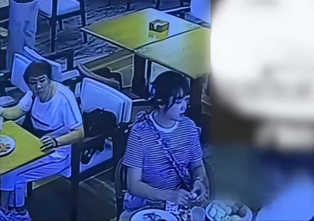 酒店捏蛋女“社会性死亡”：正脸曝光身份被扒，连孩子都跟着丢人