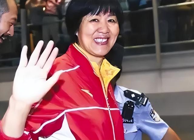 面相变了，从"铁榔头"变成"整容狂"，64岁的郎平为自己的行为买单