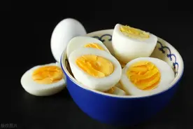水煮蛋，最忌冷水下锅煮，教您正确做法，鸡蛋鲜嫩，壳一碰就掉了图片