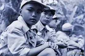 面对土匪，12岁娃娃兵两句话救了一家人，土匪头子还送路费图片