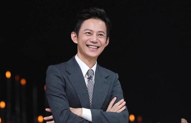 世上没后悔药？无妻无子、与保姆相伴的何炅，走上了另外一条道路