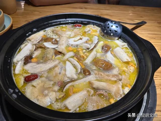 一半鸥气,一半锅气!立冬赴昆暗号:追完红嘴鸥就来顿火锅!下班就去~