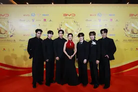 DMD公司的艺人Max Kornthas、Natasit Uareksit等人亮相红毯图片