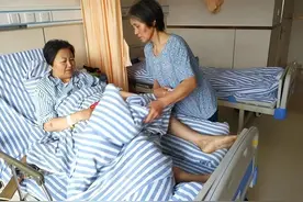 04年，"植物人"女孩被父母抛弃，护工无偿照顾20年，如今怎样了图片