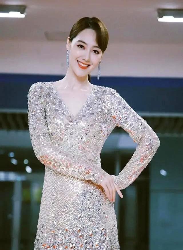 她靠陪睡上位、私生活混乱、甚至被央视“开除”，这些是真的吗？