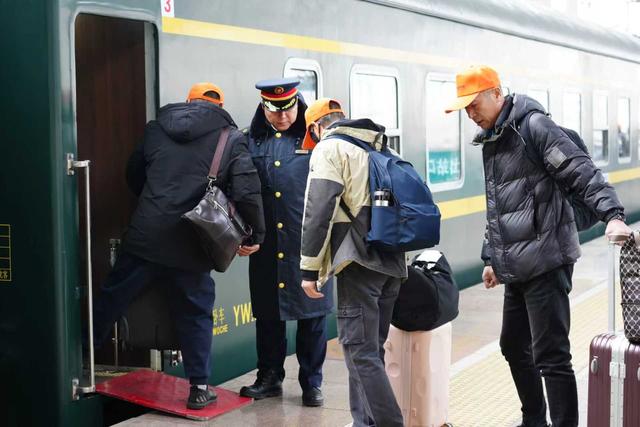 今冬首趟“候鸟”旅游专列从长春启程