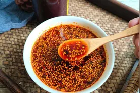 炸辣椒油，只放辣椒面难怪没香味，只需3种料，椒香味美颜色红亮图片